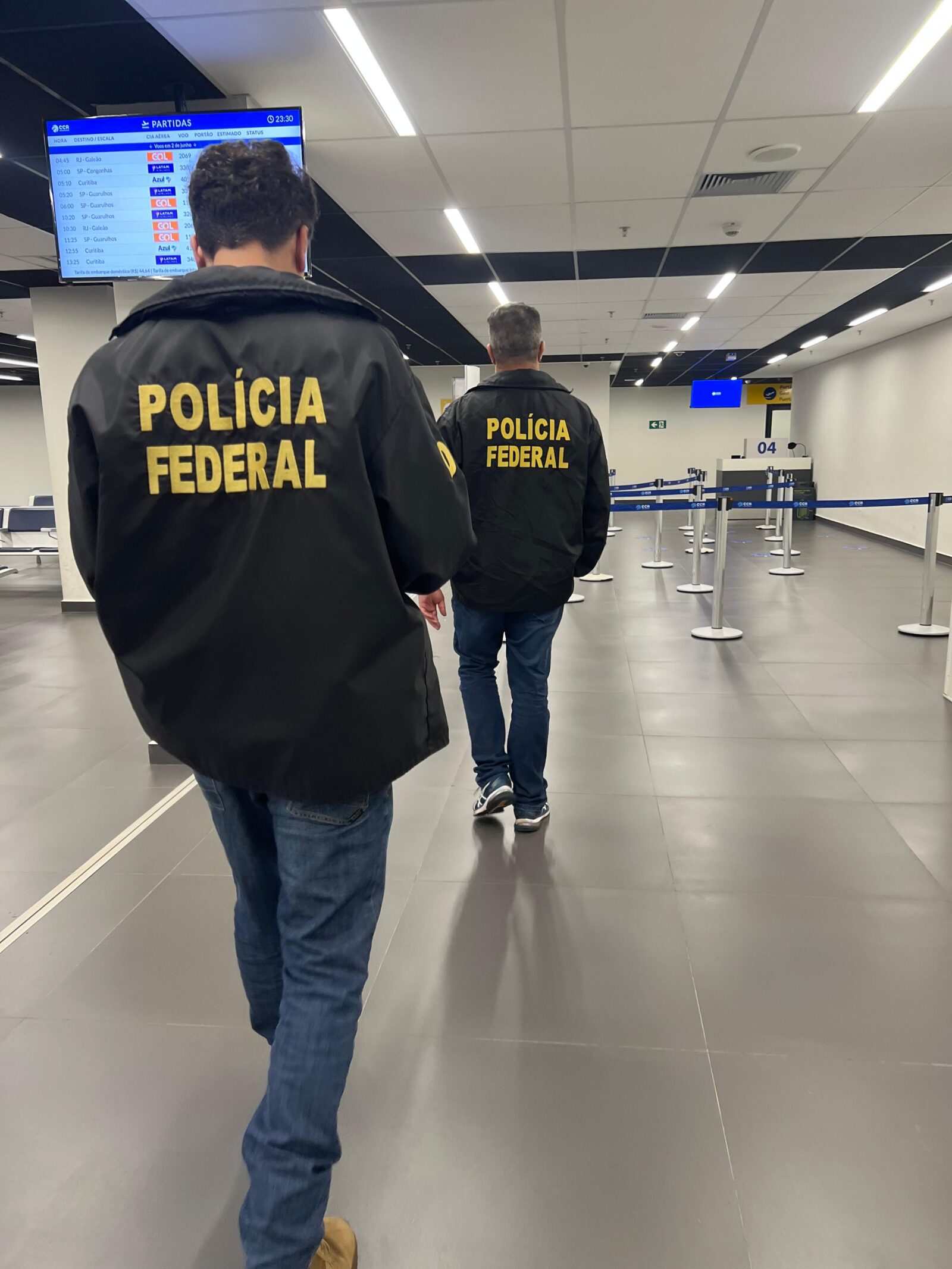 Homem é preso no Aeroporto de Foz com R$ 80 mil em celulares, eletrônicos e medicamentos contrabandeados 1 pf aeroporto