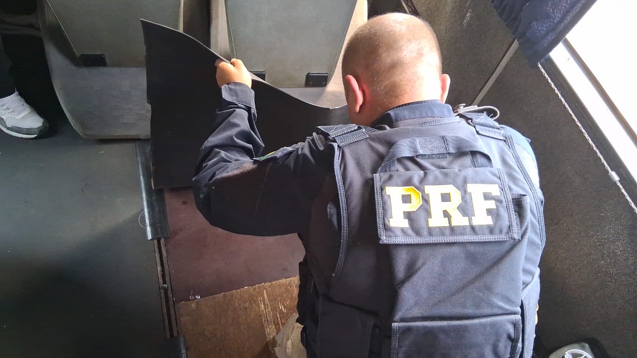 Ônibus de turismo com eletrônicos e medicamentos ilegais carregados em Foz, é apreendido em Cascavel 1 prf apreende