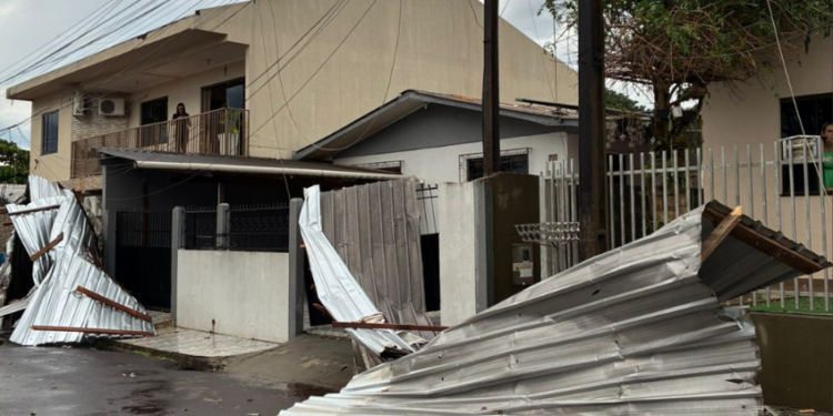 Vídeo mostra a destruição provocada pelo vendaval em Rio Bonito do Iguaçu, que deixou ao menos cinco mortos 1 vendaval foz