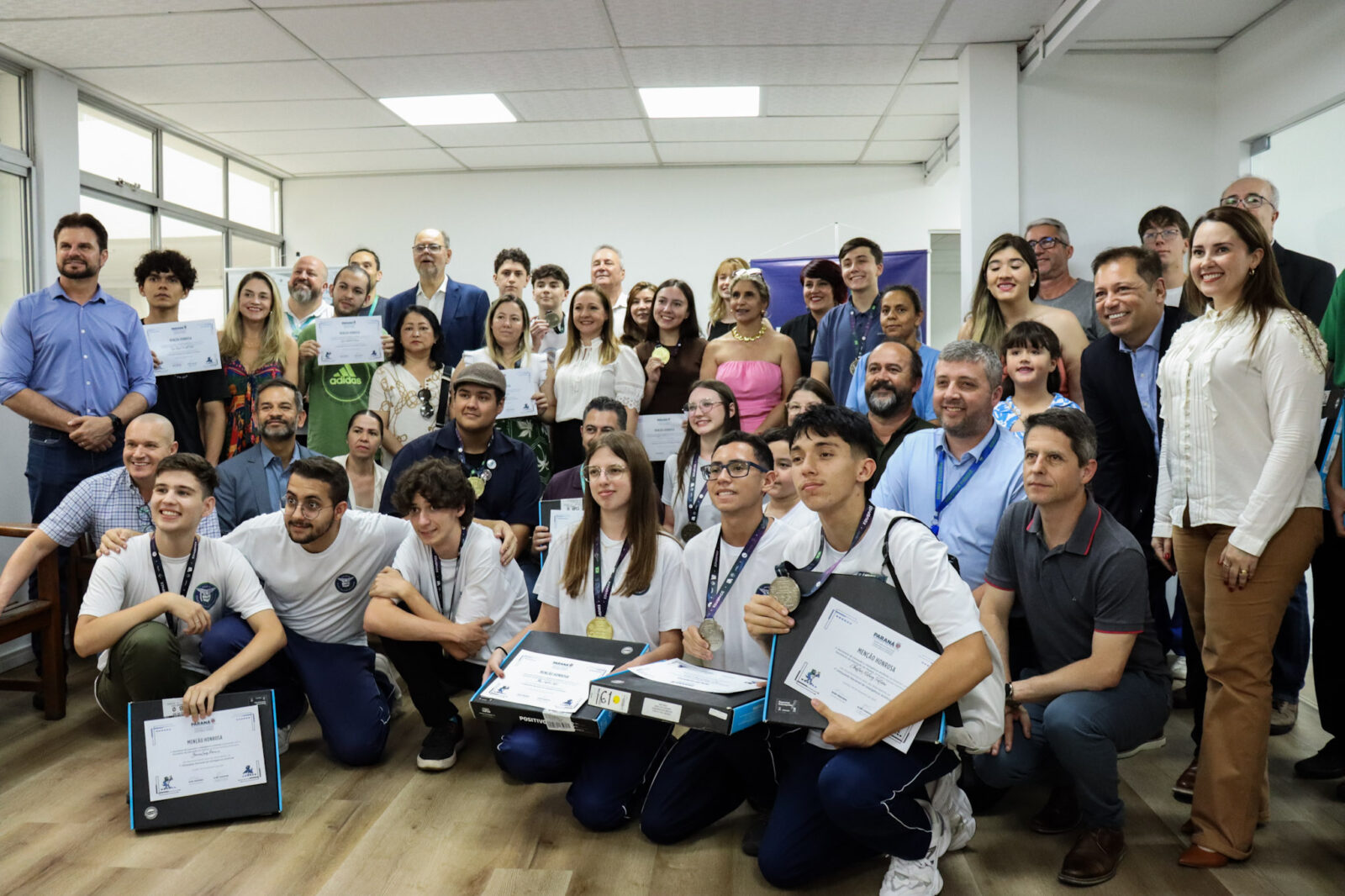 Alunos do Paraná recebem 65 medalhas da Olimpíada Nacional de Inteligência Artificial 1 2 medalhas onia 33