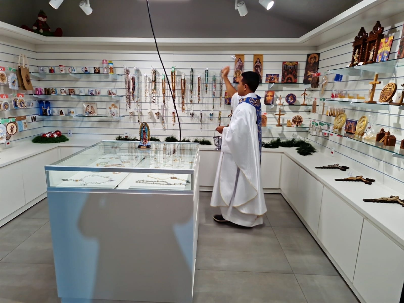 Sob as bênçãos do padre Bento, Paróquia São João Batista inaugura loja de souvenirs 1 744639a0 d020 4431 8f67 9ad01f0c00cd