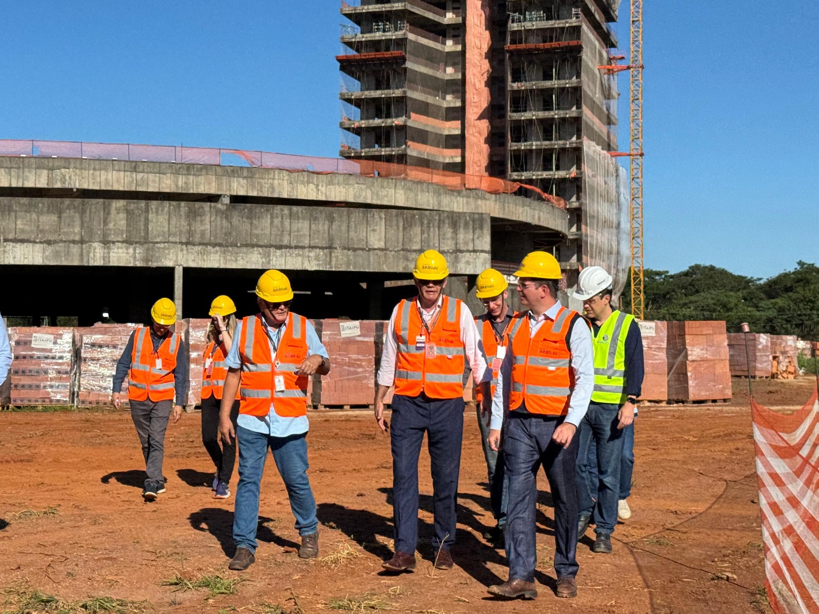 Diretores da Itaipu fazem visita para acompanhar avanço das obras do Campus Arandu, da Unila 1 86803bbb fd47 4110 ab56 30f91d1164a5