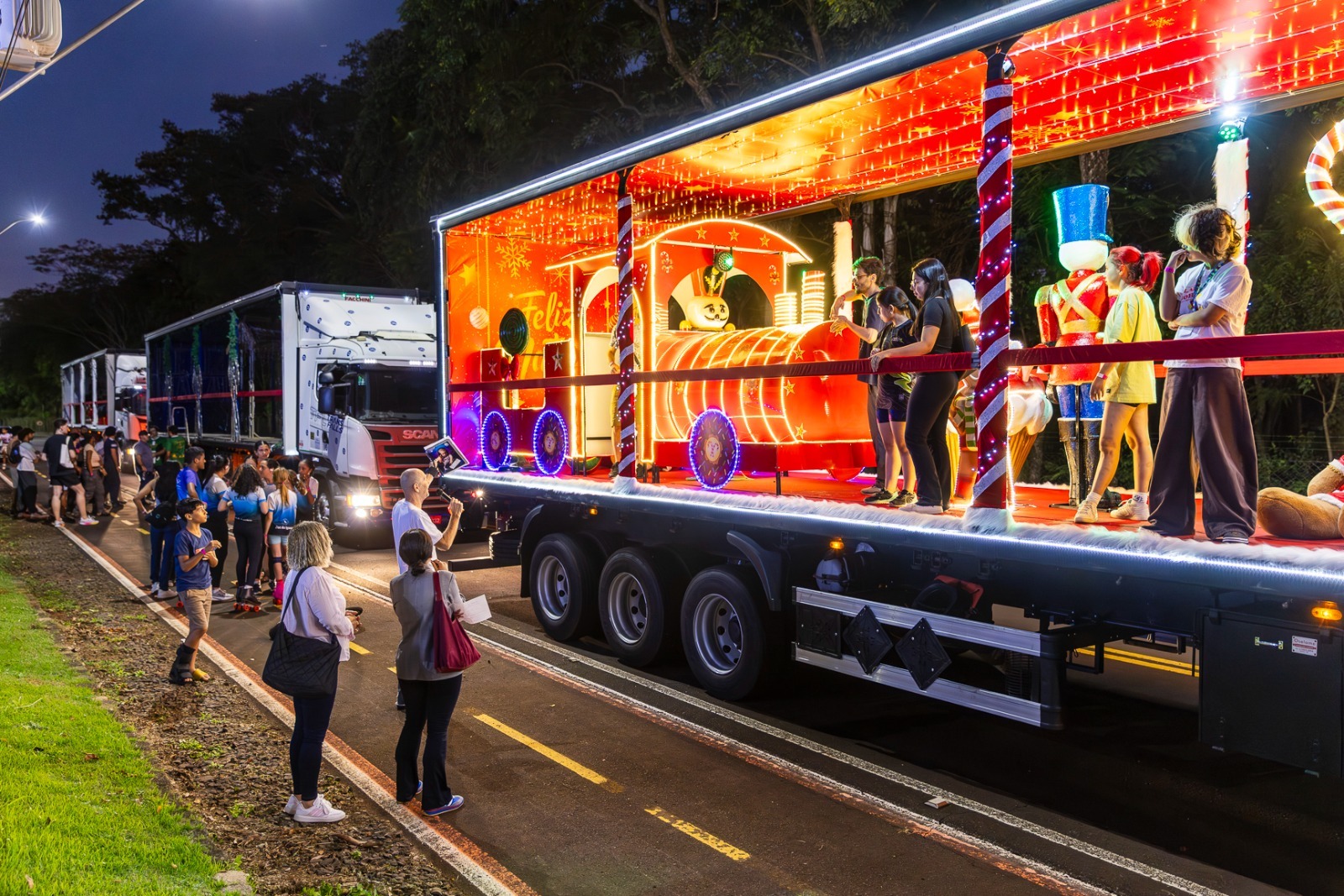 Desfile de Natal leva magia e encanto às ruas de Foz do Iguaçu nesta sexta (19) e sábado (20) 1 WhatsApp Image 2025 12 18 at 14.12.39