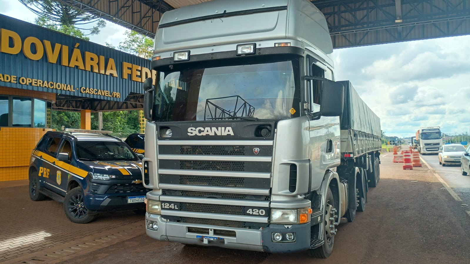 Carreta com cigarros contrabandeados chama a atenção de policiais por alterações no reboque e falta de placa 1 caminhao cigarro