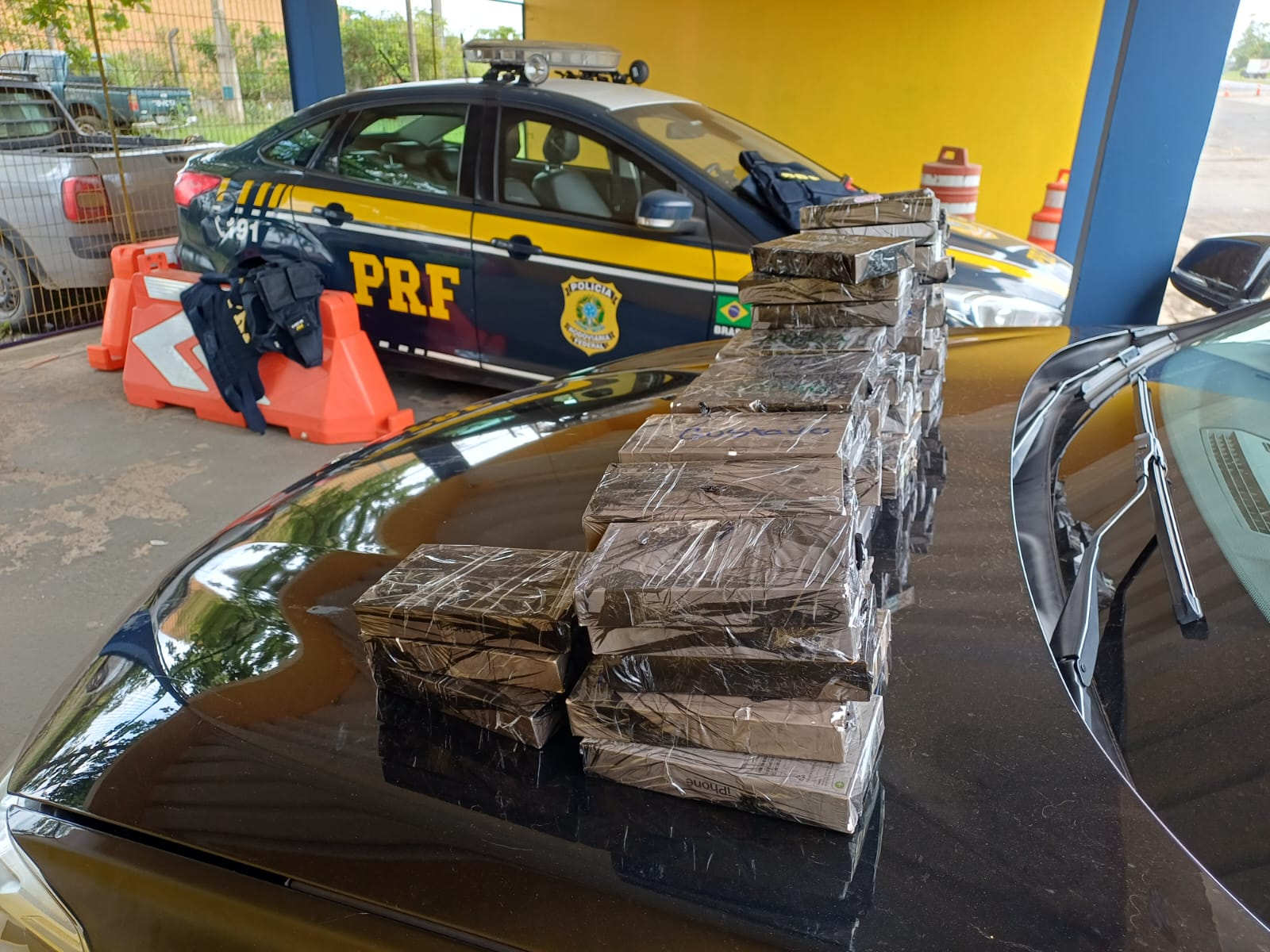 Quase R$ 800 mil em celulares contrabandeados, embarcados em Foz do Iguaçu, são apreendidos em Registro (SP) 1 celulares 1