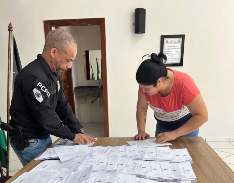 70 aparelhos celulares recuperados pela polícia são devolvidos aos proprietários em Foz do Iguaçu 1 celulares