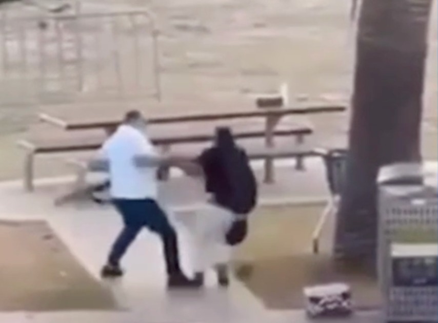 Tiroteio em praia australiana deixa ao menos 12 mortos; vídeo mostra homem desarmando um dos criminosos 1 dearma