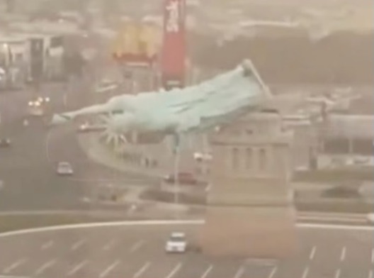 Vídeo mostra vendaval derrubando estátua da loja Havan em Guaíba, no Rio Grande do Sul; ASSISTA! 1 estatua havan