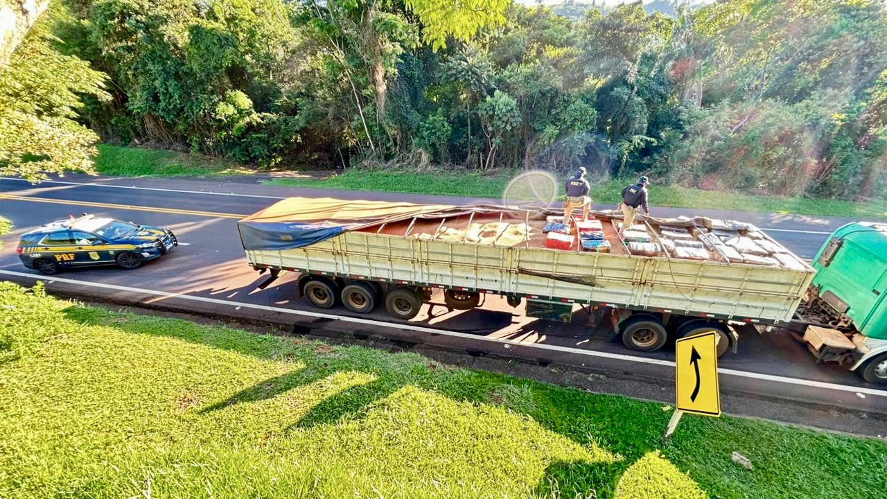 Carreta que partiu de Foz do Iguaçu sofre pane mecânica, e polícia encontra 1,1 ton de maconha e skunk 1 maconha na carreta
