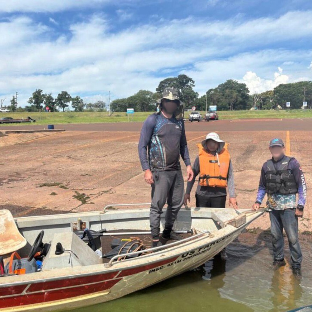 Embarcação para e três pessoas ficam à deriva no Lago de Itaipu; elas foram resgatadas pelas forças policiais 1 resgatados