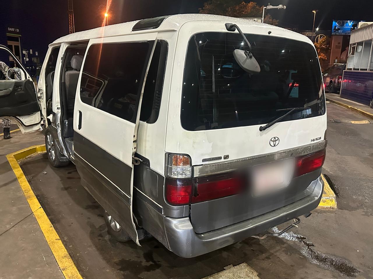 Vídeo mostra esconderijo em uma van apreendida na fronteira entre Brasil e Paraguai com mais de 100 kg de crack 1 van paraguai