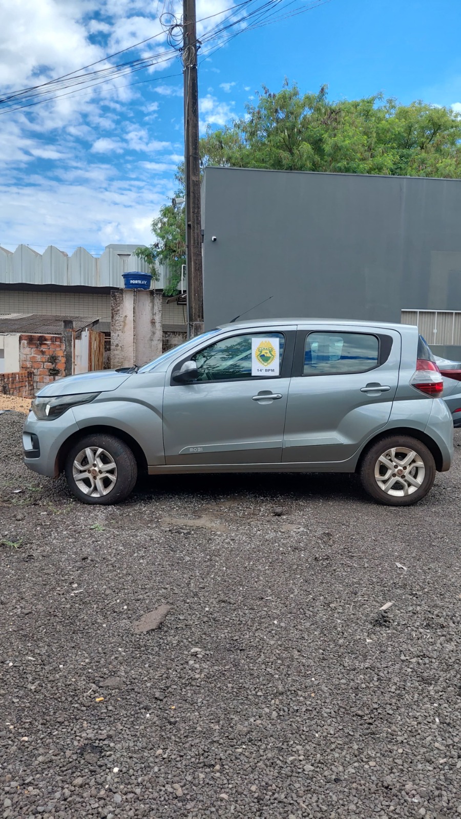 Policial de folga aborda grupo em veículo furtado, um suspeito foge, mas acaba capturado em Foz do Iguaçu 1 carro roubado