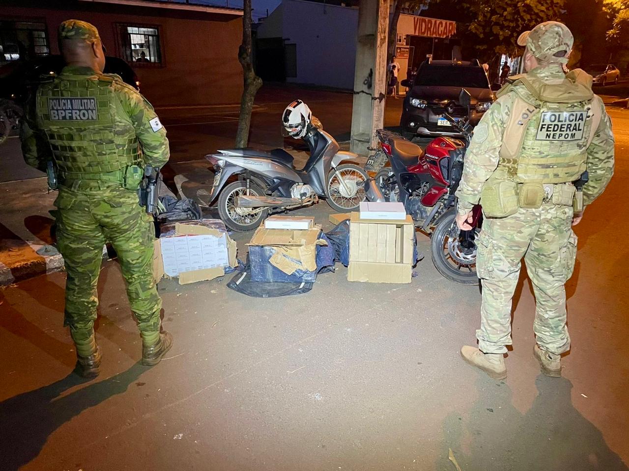 Notebooks marca MacBook e celulares são apreendidos em Foz após chegada do Paraguai, via rio Paraná 1 computadores celulares