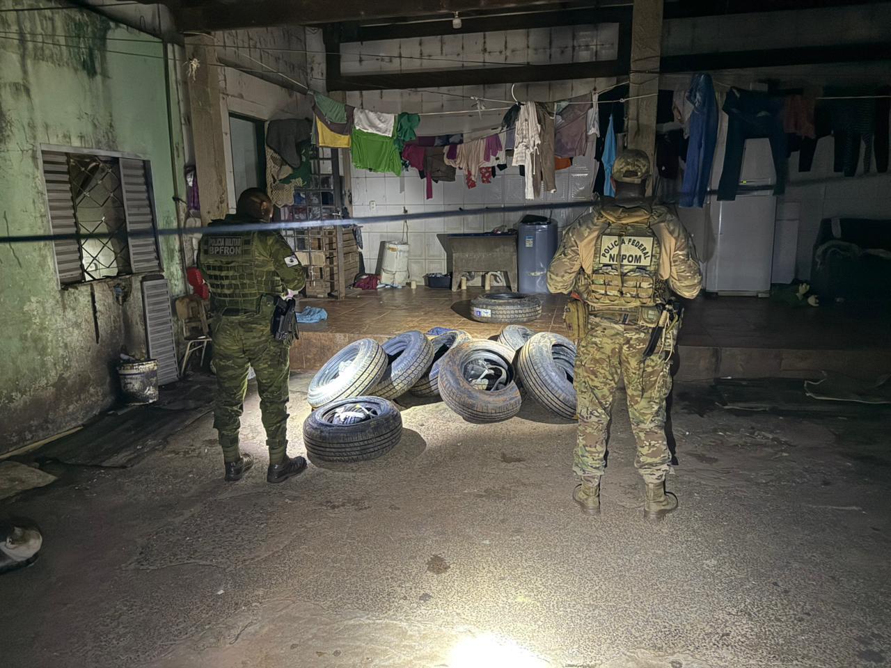 Operação conjunta da PF e PM resulta em prisões e grande apreensão de contrabando em Foz do Iguaçu 1 d76f8ba5 b0df 47d9 a9a9 98ec5513c0a9