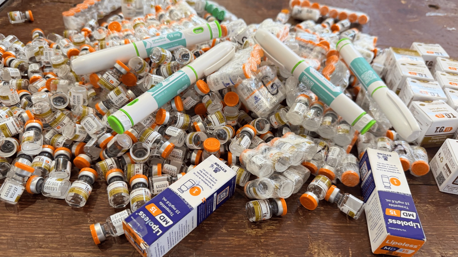 Ônibus da linha Foz-Londrina é interceptado na BR-277 com medicamentos emagrecedores e eletrônicos 1 medicamentos onibus