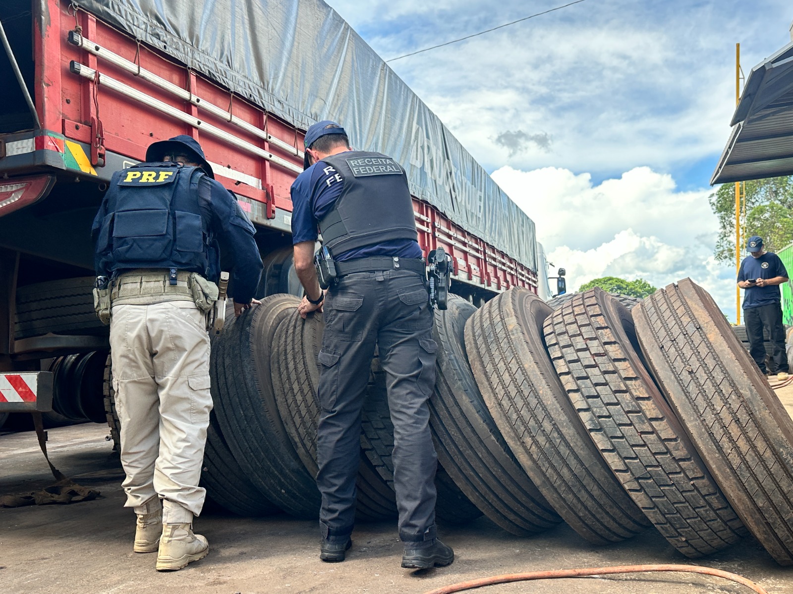 Vídeo mostra ação da PRF que flagrou contrabando de pneus em uma borracharia de Cascavel, no Paraná 1 pneus cascavel