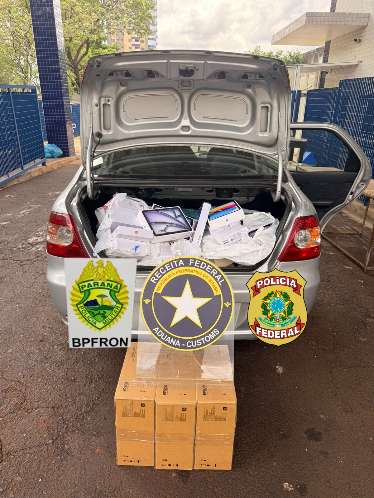 Homem é flagrado em hotel de Foz com R$ 150 mil em mercadorias e eletrônicos contrabandeados 1 WhatsApp Image 2026 02 13 at 14.50.01