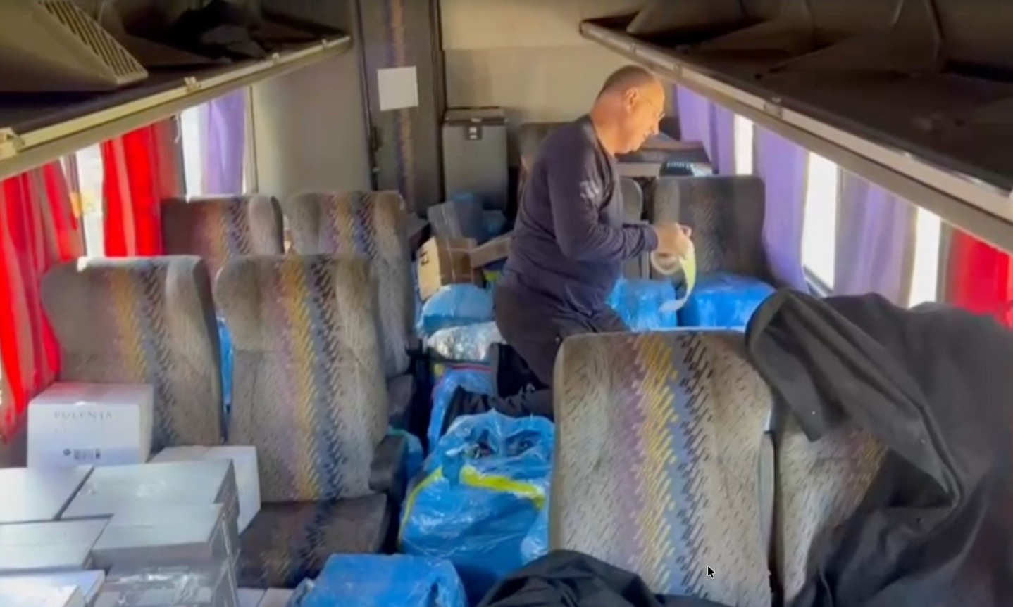 VÍDEO: Ônibus apreendido em Foz tinha R$ 100 mil em mercadorias irregulares e sem espaço para passageiros 1 onibus lotado