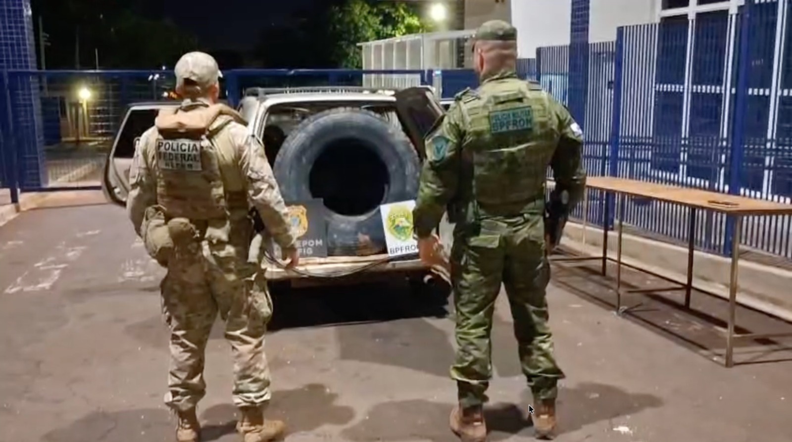 Quatro são presos após receberem pneus contrabandeados do Paraguai, às margens do rio Paraná, em Foz 1 pneu rio parana