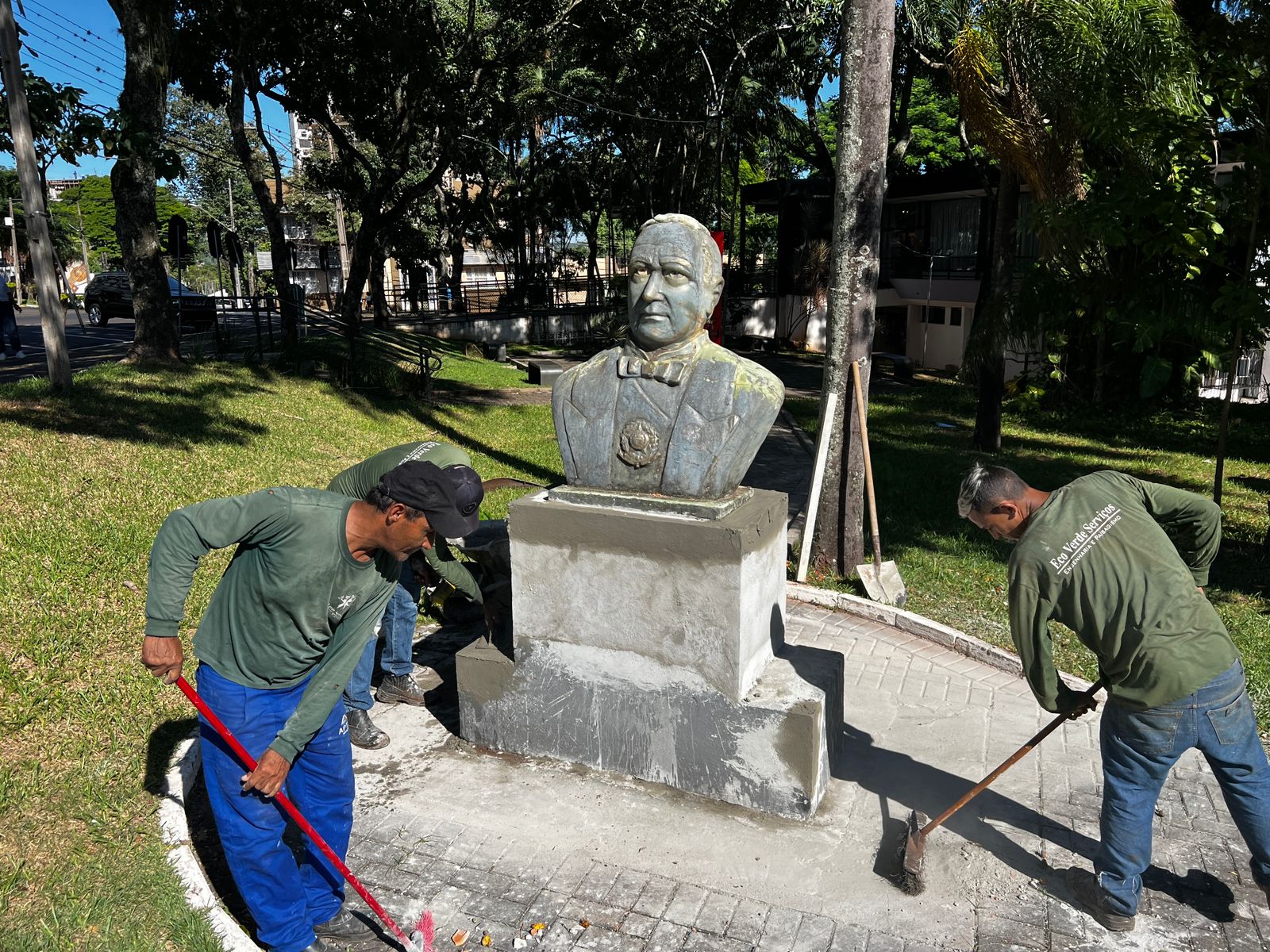 Identificado condutor que atropelou o busto de Getúlio Vargas em Foz do Iguaçu; ele será responsabilizado 1 busco recuperado