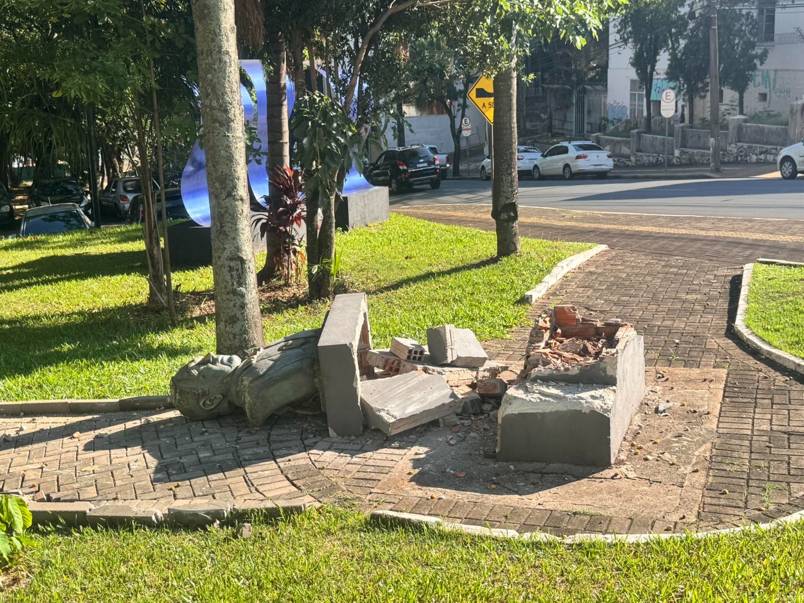 Busto de Getúlio Vargas na praça em frente à Prefeitura de Foz do Iguaçu é derrubado e depredado 1 busto derrubado