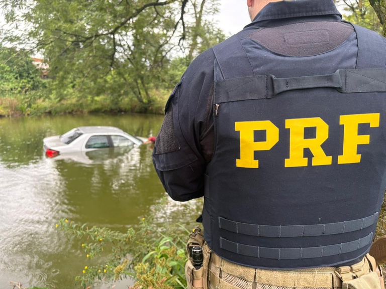 Adolescentes com agrotóxicos do Paraguai fogem por 40 km até "mergulharem" carro em açude próximo ao Lago de Itaipu 1 carro no rio
