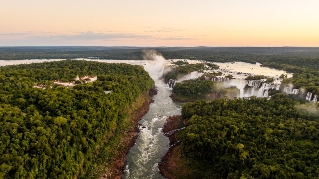Ao vivo das Cataratas, Patrícia Poeta apresenta o Encontro direto do Parque Nacional do Iguaçu na segunda (30) 2 cataratas 1 3