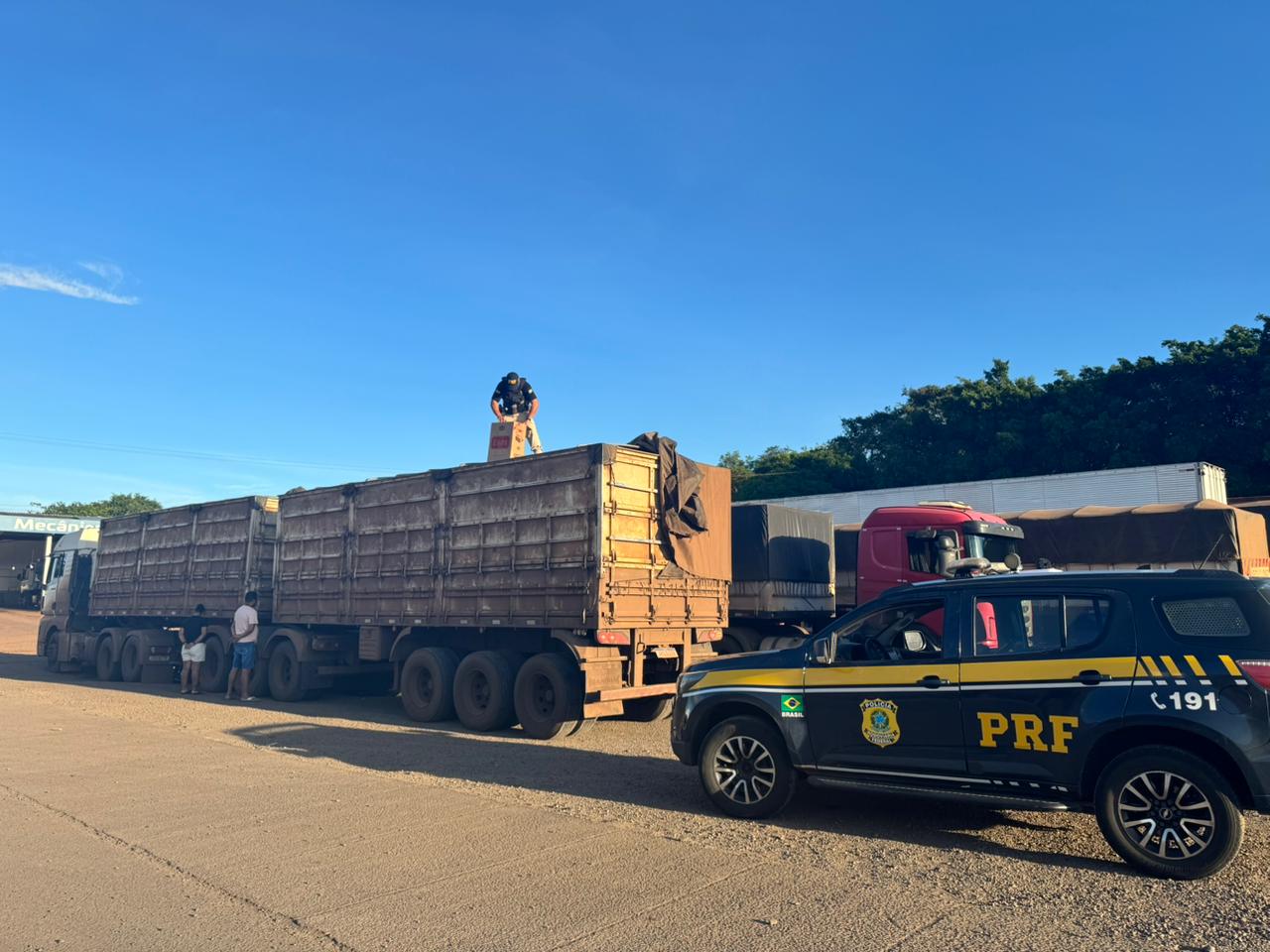 Casal é preso em caminhão bitrem com 150 mil maços de cigarros paraguaios em Marechal Cândido Rondon 1 cigarro rondon