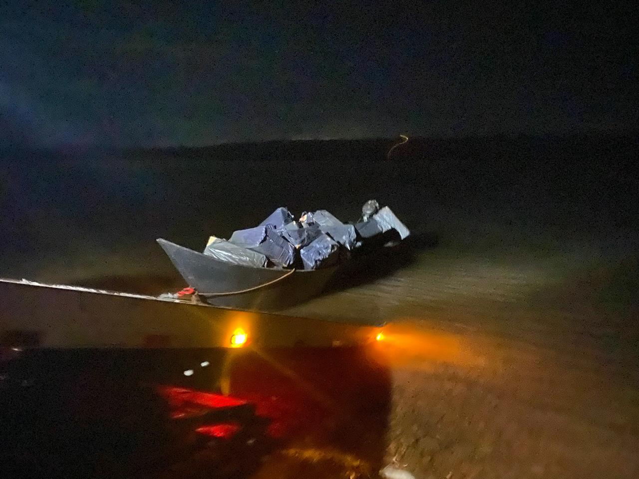 Condutor joga embarcação com 27,5 mil maços de cigarros na margem e foge pela mata ciliar do Lago Itaipu 1 embarcacao cigarro