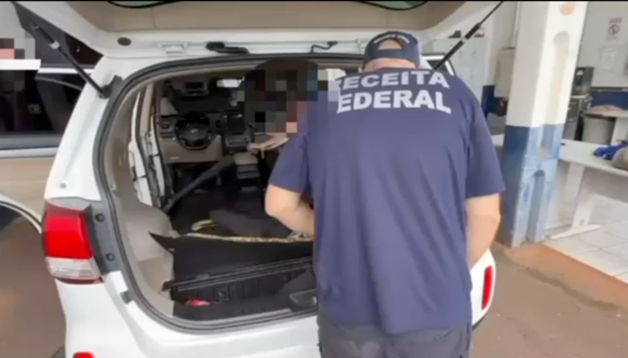 VÍDEO: Dupla abordada em Cascavel transportava 810 iPhones, avaliados em R$ 1,4 milhão, em um Kia Sorento 1 iphone sorento