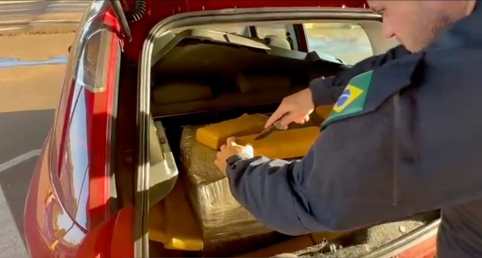 Morador de Joinville é flagrado transportando 150 kg de maconha no assoalho e porta-malas de Fiat Punto 1 maconha no fiat