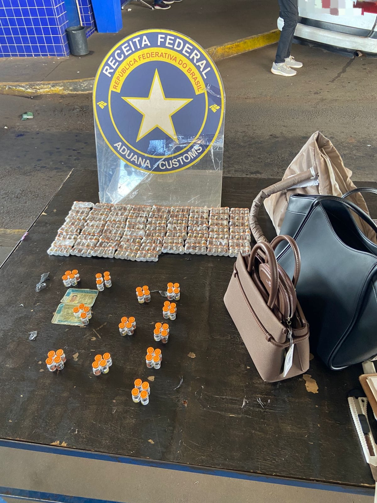 Brasileiro flagrado na Ponte da Amizade transportava 310 ampolas de emagrecedor em bolsas femininas 1 medicamentos ponte 1