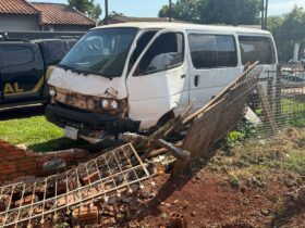 muro derrubdo pela van