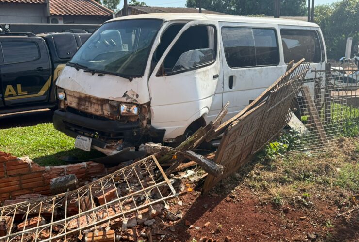 muro derrubdo pela van