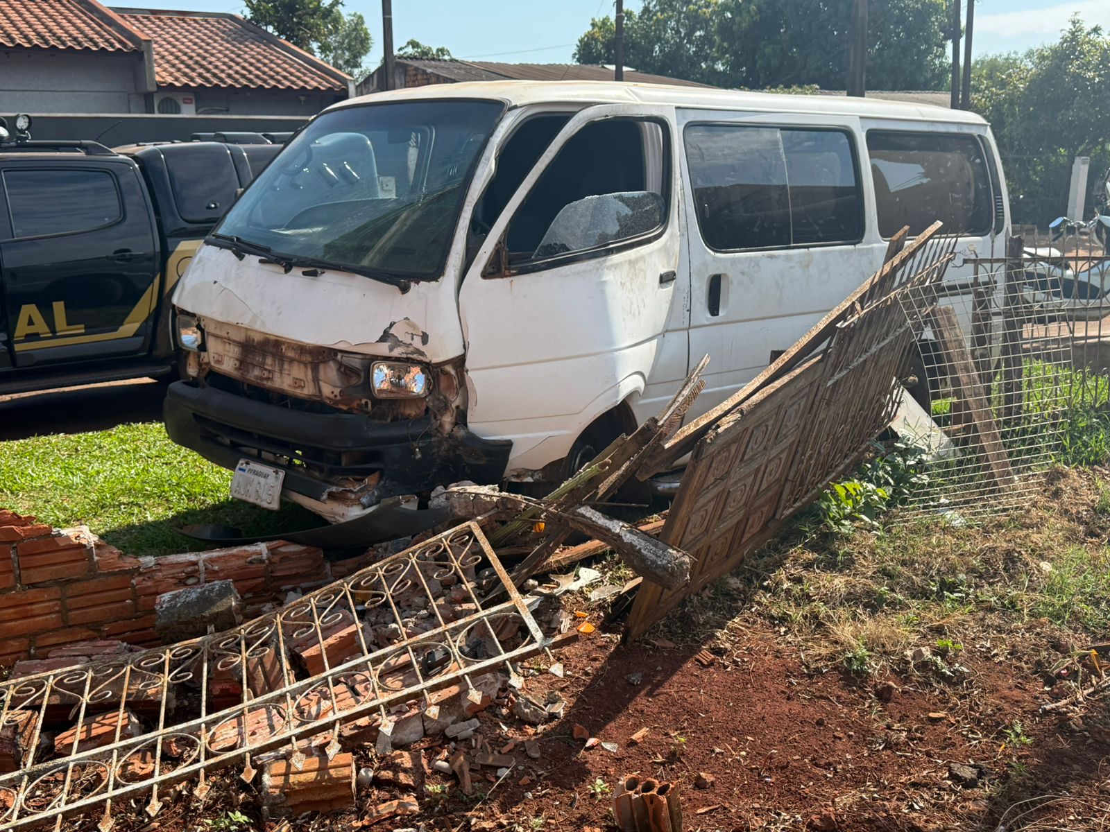 muro derrubdo pela van