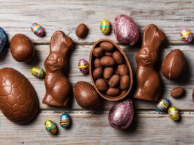 ovos de pascoa de chocolate e coelhinhos em um fundo de madeira rustico 601748 42162