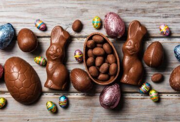 ovos de pascoa de chocolate e coelhinhos em um fundo de madeira rustico 601748 42162