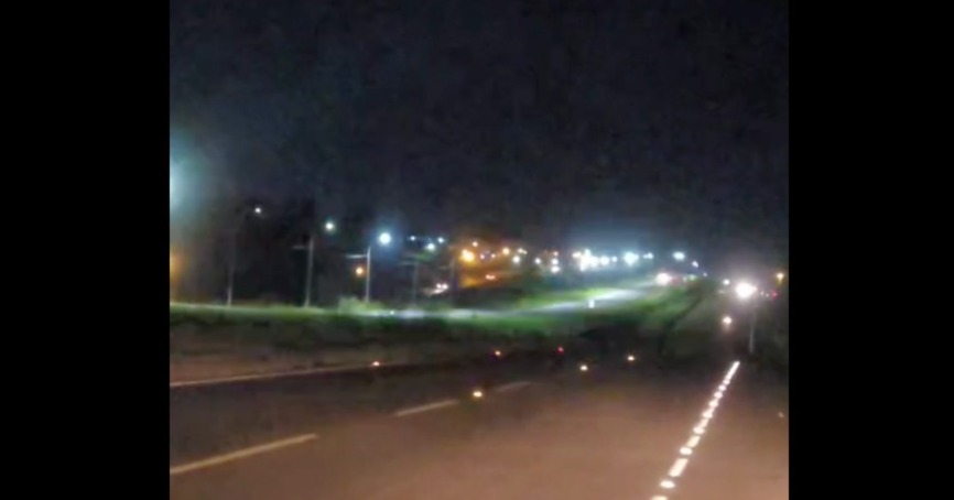 DER-PR vai avaliar o sistema de iluminação que lembra “festa rave” na Perimetral Leste em Foz do Iguaçu 1 perimetral pisca pisca