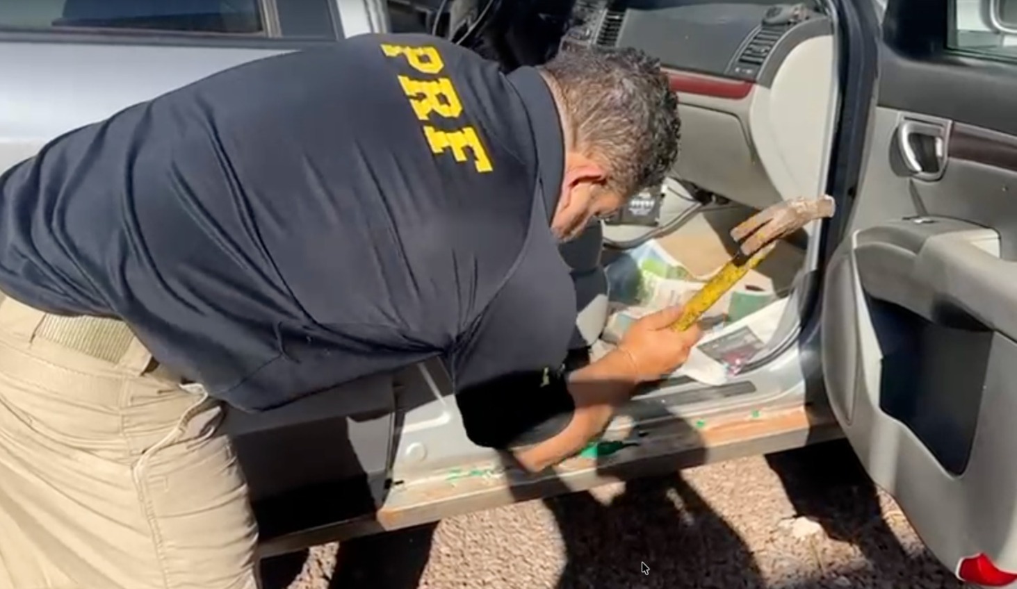 Policiais arrebentam assoalho de SUV e encontram mais de 137 kg de maconha em fiscalização no posto de Ubiratã 1 policial arrebenta