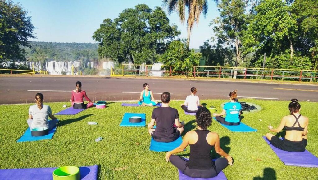 Yoga ao ar livre une bem-estar e solidariedade em apoio a mulheres vítimas de violência em Foz 1 yoga foz 1