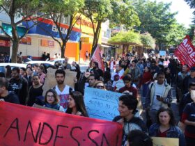 Durante a passeata as ruas da cidade foram interditadas foto APP Sindicato Foz