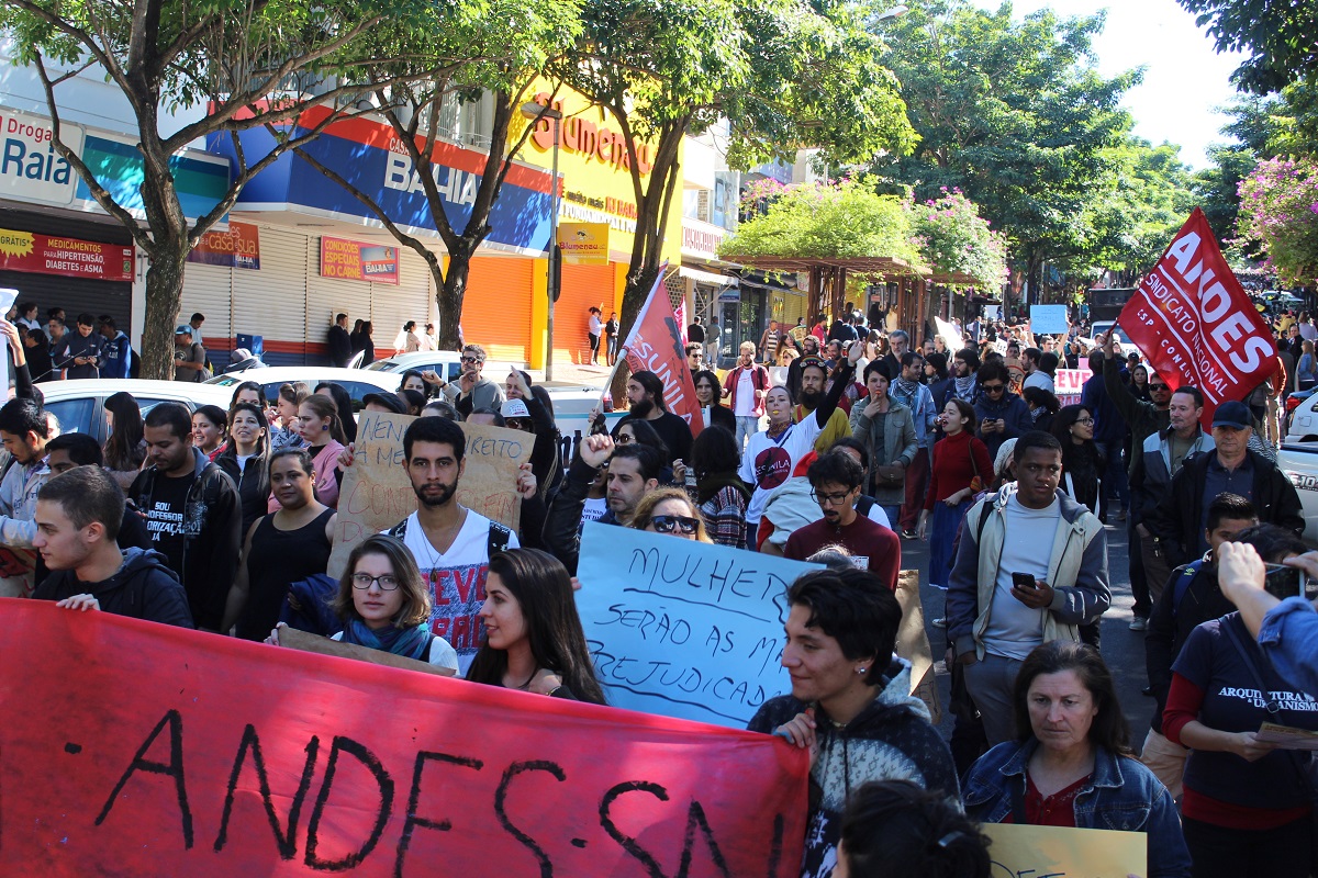 Durante a passeata as ruas da cidade foram interditadas foto APP Sindicato Foz