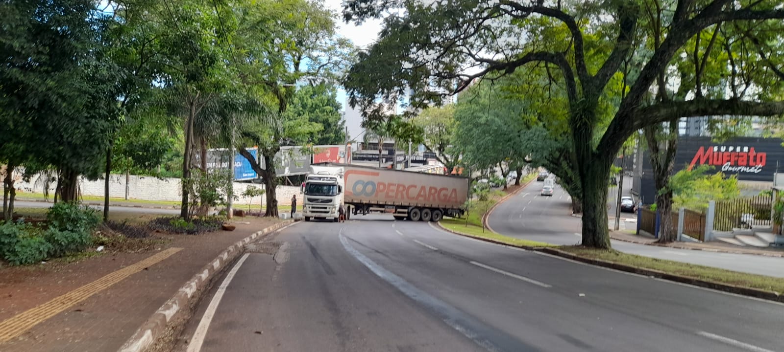 carreta atravessada