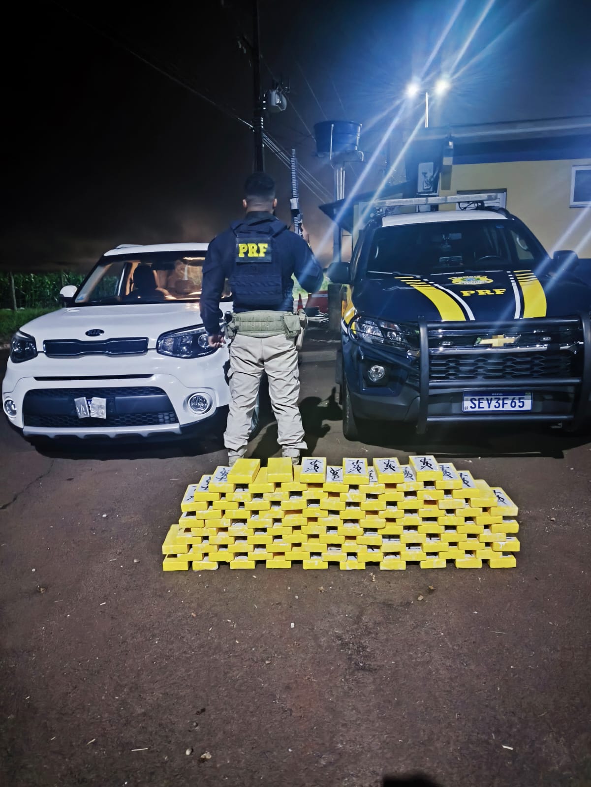 Casal com bebê transportava R$ 7,4 milhões em cocaína num veículo paraguaio apreendido na BR-277 1 cocaina casal