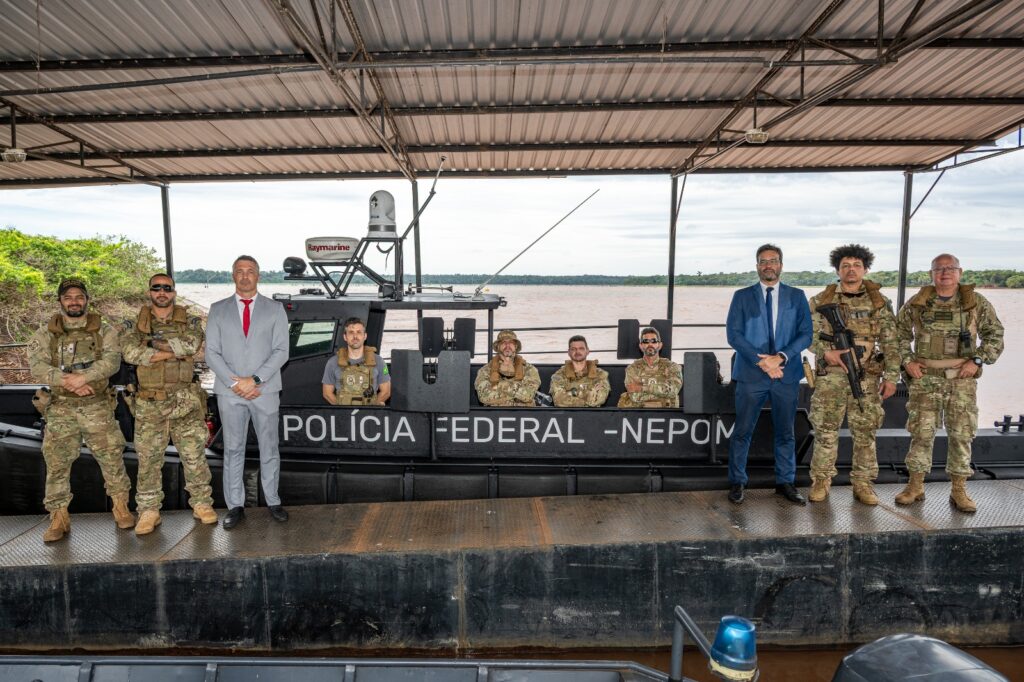 Nova lancha blindada da PF reforça a segurança no reservatório de Itaipu 2 lancha lago