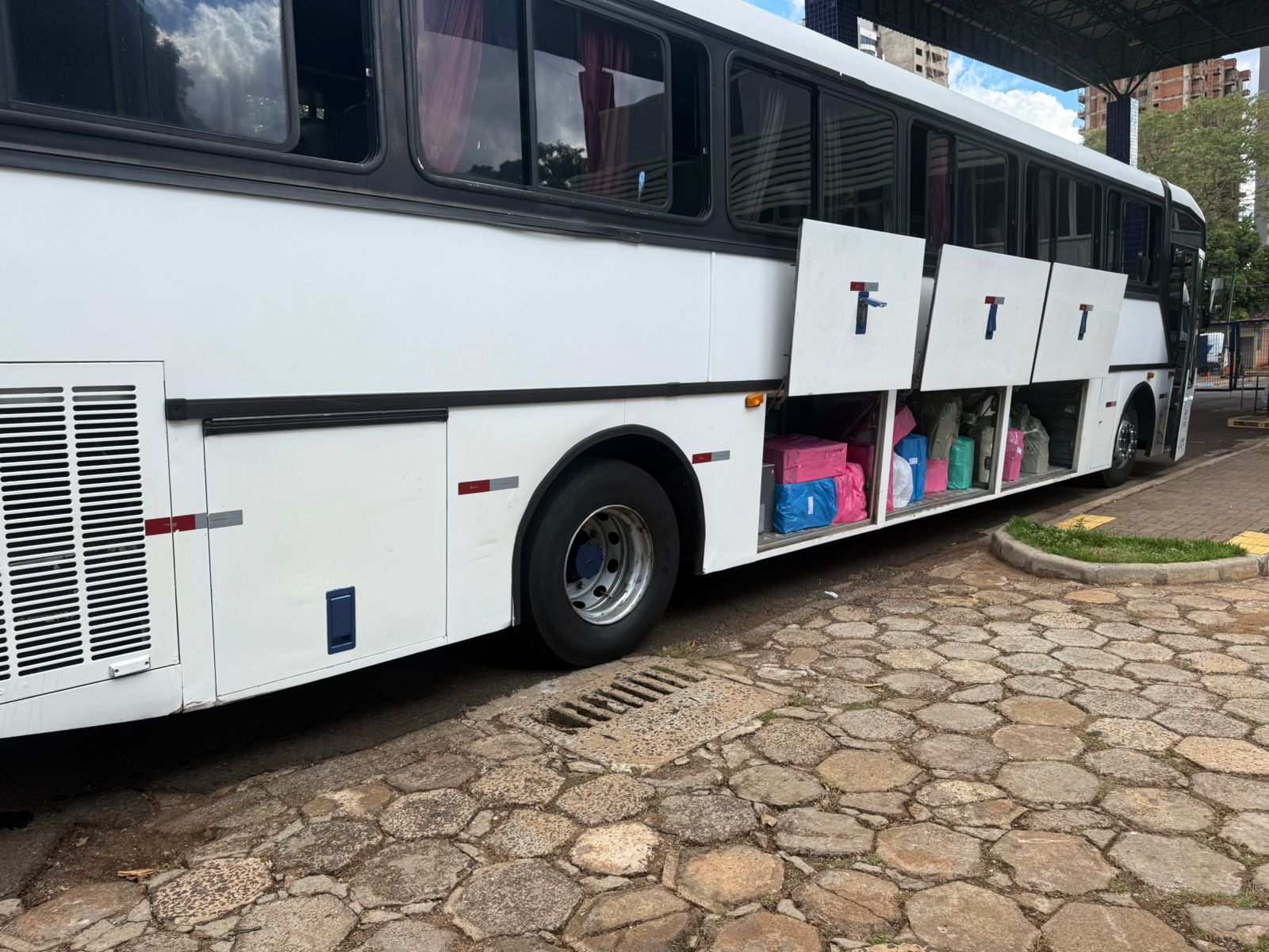 Ônibus com R$ 500 mil em iPhones e iPads é apreendido em Céu Azul após denúncia de transporte ilícito 1 onibus ilicitos