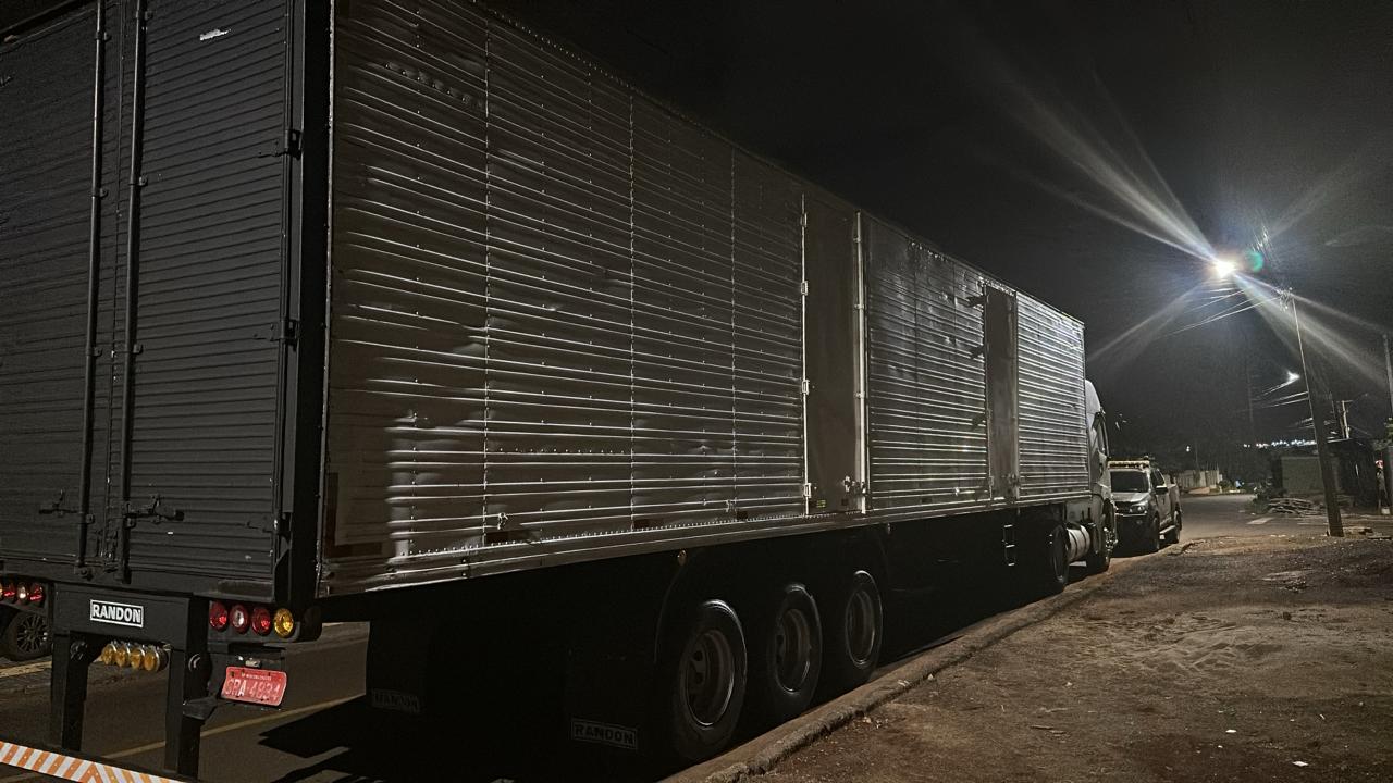 Carreta com mais de 700 galões de azeite argentino é apreendida em um bairro de Foz do Iguaçu 1 WhatsApp Image 2026 05 22 at 16.06.05