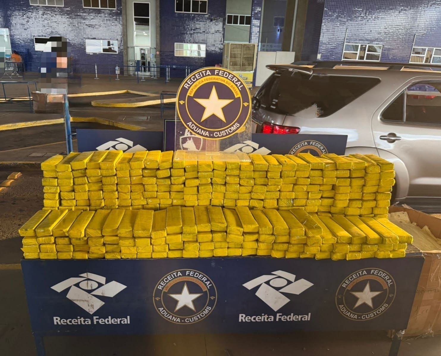 VÍDEO: Policial usa martelo para abrir compartimento com maconha em veículo paraguaio na Ponte da Amizade 1 WhatsApp Image 2026 05 29 at 09.53.45