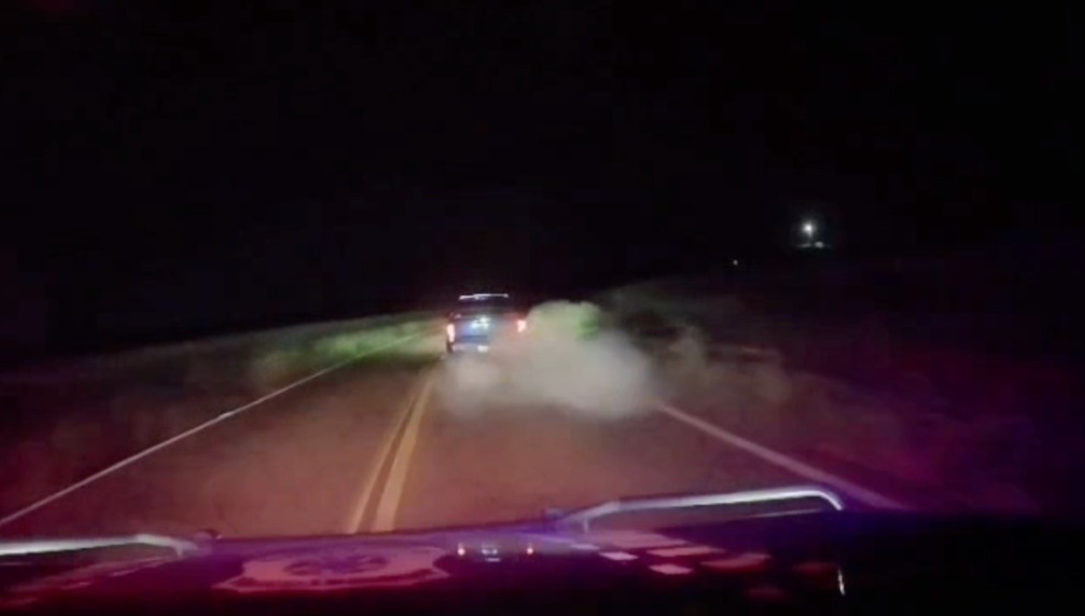 Traficante usa dispositivo de fumaça para despistar policiais e fugir com uma tonelada de maconha no Paraná 1 carro da fumaca