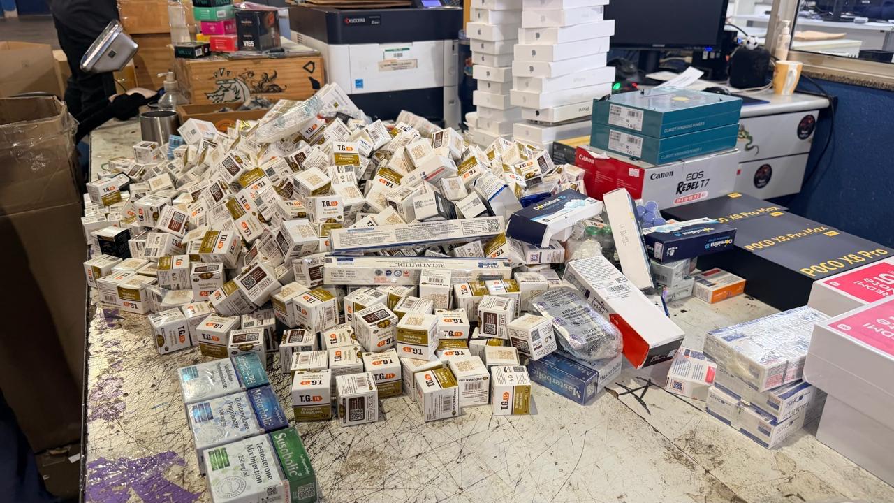 Ônibus lacrado dia no 12 de maio tinha R$ 1,3 milhão em medicamentos, celulares e eletrônicos do Paraguai 1 onibus rfb